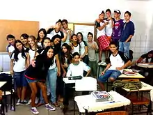 Photographie d'une classe scolaire de jeunes adolescents au Brésil.