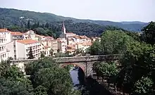 Vue générale d'Amélie-les-Bains depuis les thermes au-dessus de l'affluent du Tech le Mondony