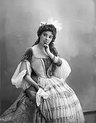 Amélie Diéterle par Nadar en 1895 dans l'opérette : Le carnet du diable d'Ernest Blum, Paul Ferrier et Gaston Serpette.