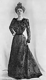 Le créateur des robes de Mlle Diéterle est le couturier Contzen. Photographie de Léopold-Émile Reutlinger en 1898.