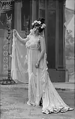 Amélie Diéterle par Nadar en 1901 dans l'opéra bouffe : Les Travaux d'Hercule.