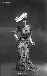 La comédienne par le Studio Cautin et Berger à Paris en 1904.