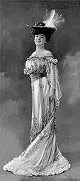 Amélie Diéterle dans une robe de chez Martial et Armand, par R.Moreau en 1904.