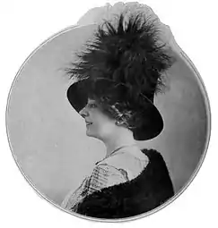 Amélie Diéterle portant un chapeau de la Maison Lewis, par le Studio Félix à Paris en 1909.