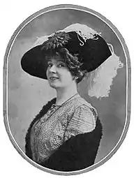 Lewis compose un tricorne avec plume blanche et cocarde pour Amélie Diéterle dans la pièce Le Circuit, de Georges Feydeau et Francis de Croisset en 1909.