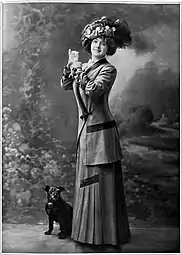 La comédienne en costume tailleur de chez Green & Co. et photographiée par Henri Manuel en 1910.