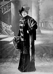 L'actrice toujours habillée chez Green & Co., mais en costume de velours, par Henri Manuel en 1909.