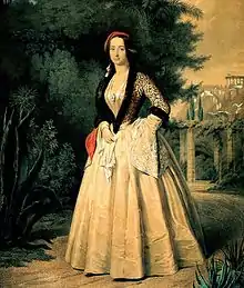 Portrait en pied d'une femme portant un « costume Amélie » dans un jardin.