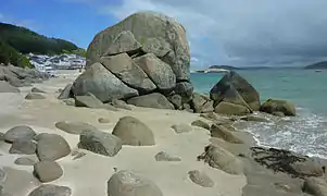 Premier amas de rochers sur la plage de Porto de Bares