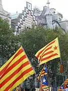 La senyera n'a pas d'étoiles tandis que l'estelada a une étoile dans un triangle