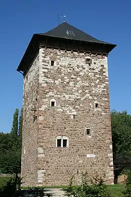 La tour romane (XIIe siècle).