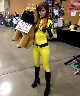 Cosplay de Crystal portant une peluche représentant Gueule d'or.