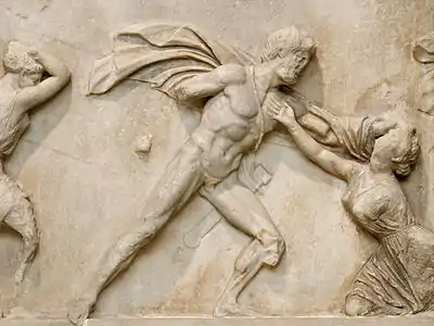 Bas-relief d'un homme nu avec une cape saisissant une femme par les cheveux.