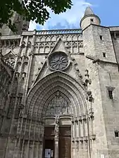 Photographie couleur d'un portail gothique d'église.