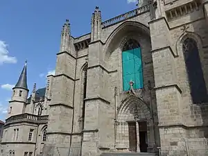 Photographie couleur d'un porche gothique d'église.