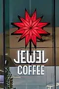 Logo Jewel sur la façade transparente d'un café à Singapour.