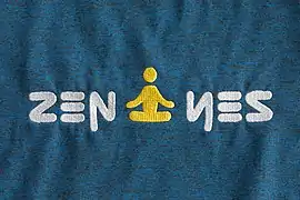 Ambigramme Zen / yes et pictogramme réversible, brodés sur un t-shirt.