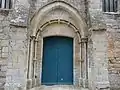 Tore garni d'anneaux entourant la porte du XIIIe siècle de l'église d'Amblie (Calvados).