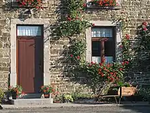 Façade et la brouette fleurie.