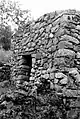 Le pignon-façade vu depuis l'aval, avec les gros blocs chaînés formant l'angle avec le mur long de droite.