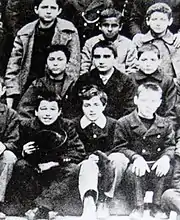 Photo noir et blanc d'une dizaine de garçons assis sur trois rangs