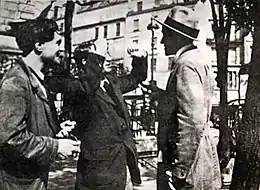 Amedeo Modigliani, Pablo Picasso et André Salmon devant La Rotonde, dans une photo prise par Jean Cocteau (1916).