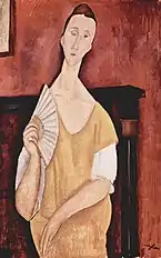Peinture d'une femme en jaune avec un éventail, tête, cou et corps très allongés