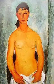 Portrait en plan américain d'une femme nue debout de face, tenant un linge blanc qui cache son pubis