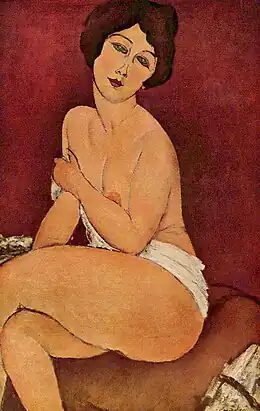 Portrait sur fond rouge d'une femme assise de trois quarts, tête un peu penchée, jambes croisées, une main sur l'autre bras.