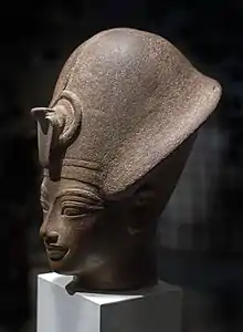 Amenhotep III au khépresh, idem. Quartzite rouge. British Museum