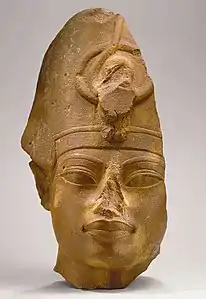 Amenhotep III au khépresh. Quartzite jaune (?). H. 35 cm. Met