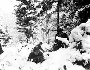 Le 209e régiment d'infanterie américaine dans la neige durant la Bataille des Ardennes, le 4 janvier 1945