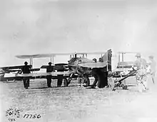 Sur l'aérodrome, préparation avant un vol d'un SPAD S.XIII, le 26 juillet 1918.