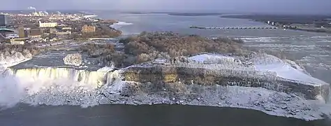 Les chutes Américaines et Goat Island en hiver vues depuis la Skylon Tower