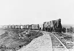 Transport d'un canon américain de 17 pouces sur la voie ferrée.