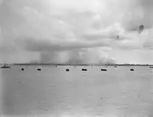 Photo noir et blanc montrant des navires au large de l'ile de Labuan.