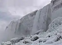 D'une falaise de glace tombent deux larges cours d'eau.