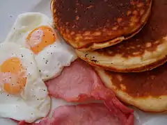 American breakfast avec pancake (qui sont des crêpes plus épaisses).