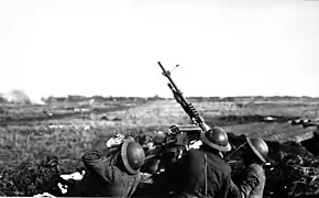 Soldats américains tirant avec une mitrailleuse antiaérienne Hotchkiss Mle 1914 d’origine française sur un avion d'observation allemand au plateau du Chemin des Dames en mars 1918.