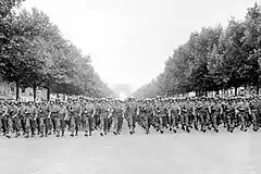 défilé des troupes alliées sur les Champs-Élysées lors de libération de Paris