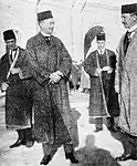 Américains portant jobbeh va kolah (vêtements persans traditionnels) à l'ouverture de la Majles, le 29 janvier 1924. Mr. McCaskey, Dr. Arthur Millspaugh (en) et le Colonel MacCormack sont présents sur la photo.