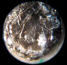 Américium vu au microscope.