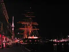 L' Amerigo Vespucci à Auckland, Nouvelle-Zélande novembre 2002. La nuit. Sur le fond la Sky Tower.