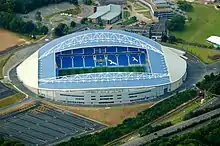 Le stade, de la forme ovale d'un ballon de rugby, est vu du ciel.