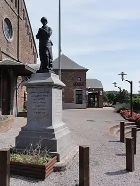 Poilu au repos (monument aux morts)