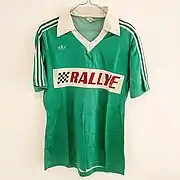 Un maillot Adidas, marque mondialement connue comme étant "la marque aux 3 bandes" pour un club sportif dans les années 70.