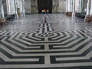 Le labyrinthe de la cathédrale. Plus loin, à l'arrière-plan, on distingue la variété importante des dessins du pavement de l'édifice.
