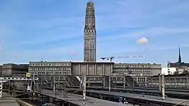 La gare et la tour Perret, vues depuis la passerelle de la rue Riolan.