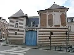 Hôtel Blin de Bourdon (XVIIIe siècle) : 1 rue des Augustins (Monuments historiques, 1993).