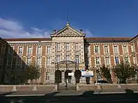 Lycée Robert-de-Luzarches, ancienne école normale d'instituteurs.